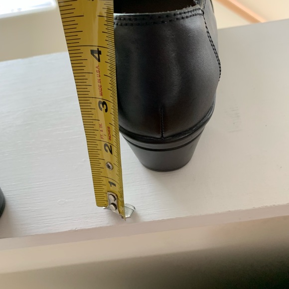 Clarks brand black shoe. - Picture 9 of 9